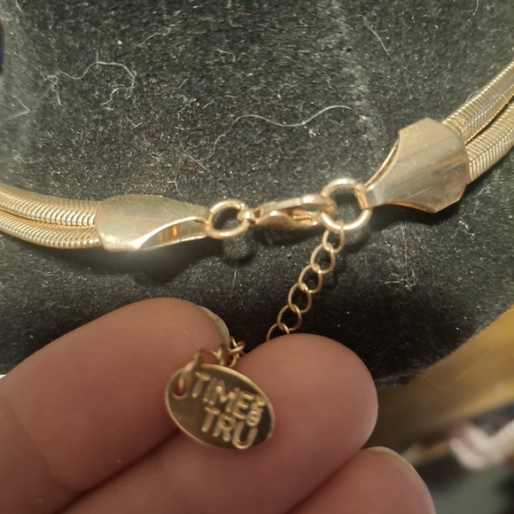 Elegant Gold Knot Necklace - Picture 3 of 4